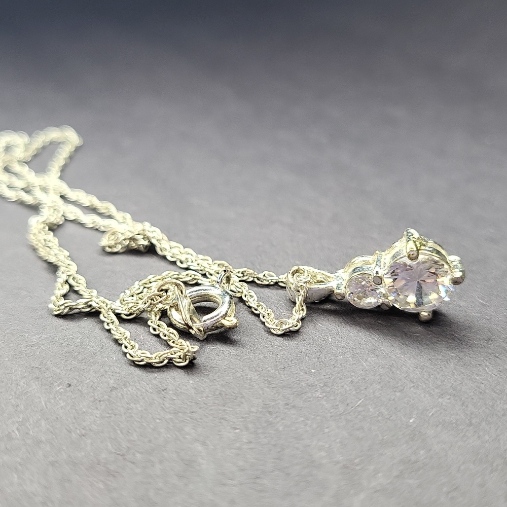 Elegant Silver Pendant Necklace - Picture 3 of 3